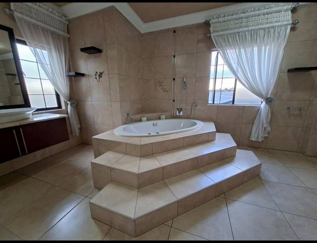 5 BEDROOM HOUSE FOR SALE IN MIDSTREAM ESTATE